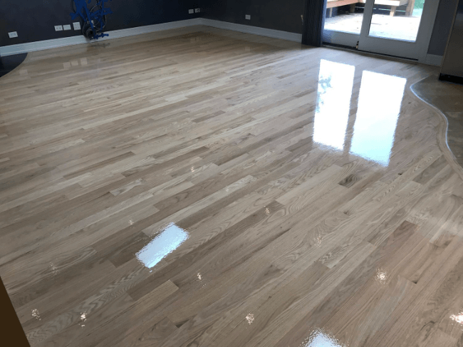 Aplicando verniz sobre o piso de madeira finalizado